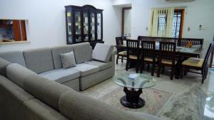 un salon avec un canapé et une table dans l'établissement Dazicor Retreats - Luxury Villa in Kottarakara, 