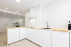 a kitchen with white cabinets and a sink at Apartamento Hondarribia centro in Hondarribia