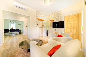 sala de estar con sofá blanco y mesa en Villa Demetra en Motovun