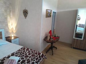 Postel nebo postele na pokoji v ubytování Akhaltsikhe hotel “Sunny House”