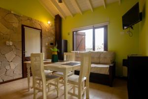 Et tv og/eller underholdning på Complejo La Austriaca, piscina climatizada y parrilla!