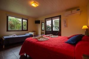En eller flere senge i et værelse på Complejo La Austriaca, piscina climatizada y parrilla! + 32 billeder