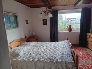 a bedroom with a bed with a white bedspread and a window at Sonnenscheinhof Alpakas, Ferienwohnung in Lasbek