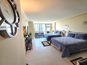 Fotografie z fotogalerie ubytování 2 queen bed studio w/kitchenette, pool, tiki bar v destinaci Daytona Beach