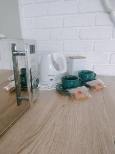 内尔斯普雷特Stay at Percy2的厨房柜台上放着两个绿色的碗