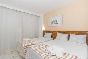 two beds in a hotel room with white sheets at Vision Hotel em Brasília 07608 in Brasilia +38 photos