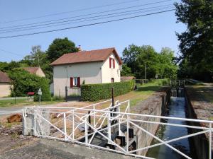 Φωτογραφία από το άλμπουμ του Authentique maison éclusière σε Thénioux
