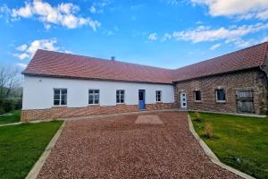 a large brick building with a red roof at Magnifique gite ambiance chalet in Arrest