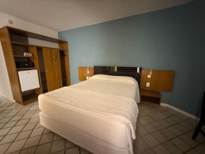 Cama ou camas em um quarto em HOTEL PIRÂMIDE NATAL