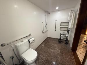 Um banheiro em HOTEL PIRÂMIDE NATAL