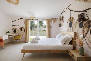 een slaapkamer met een bed, een bureau en een raam bij Nu Aria Taunus Relais in Numana +84 foto's