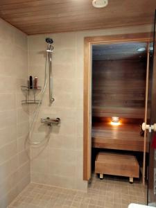 bagno con doccia e panca di Villa Perttilä 