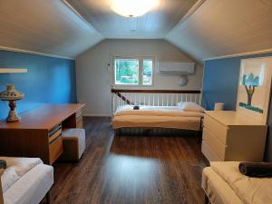 una stanza con due letti e una scrivania di Villa Perttilä 