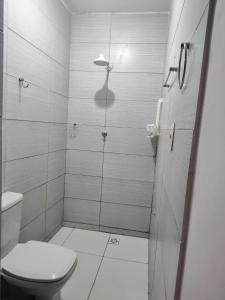 ein weißes Badezimmer mit Toilette und Dusche in der Unterkunft Apartamento in Campina Grande
