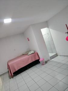 ein kleines Zimmer mit einem Bett und einem Spiegel in der Unterkunft Apartamento in Campina Grande