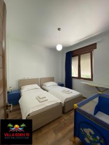 都拉斯Villa Eden 111, Perla Resort, Bay of Lalzi的有两张床和一扇窗户的卧室