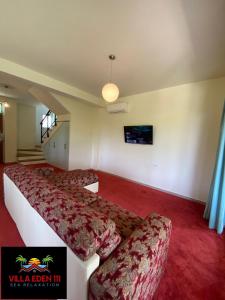 都拉斯Villa Eden 111, Perla Resort, Bay of Lalzi的客厅里有一张沙发和一台电视 更多43张照片
