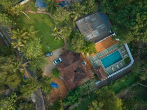 vue aérienne d'une maison avec piscine dans l'établissement Ananda Marari Heritage Villa, à Alappuzha