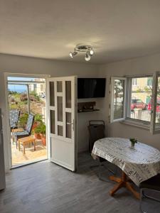 TV a/nebo společenská místnost v ubytování Hvar Apartments Felix