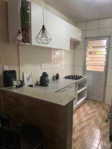 una cocina con encimera y estufa horno superior en Casa familiar perto da Escola São Cristovão, en Garanhuns