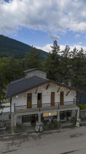 Nespecifikovaný výhled na hory nebo výhled na hory při pohledu z hotelu