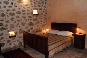 ein Schlafzimmer mit einem Bett und zwei Lampen an der Wand in der Unterkunft Stone House Varoš in Starigrad-Paklenica