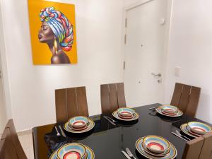 ein Esszimmer mit einem Tisch mit Tellern darauf in der Unterkunft Casa Mulata Coral Village Pool & Playa in Punta Cana + 27 Fotos