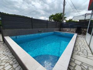 Bazén v ubytování Holiday Home Kresić nebo v jeho okolí