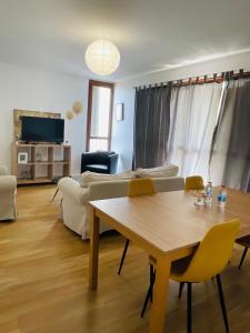 a living room with a table and a couch at Le Repaire Urbain - 8 voyageurs in Orléans