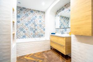 普朗德拉图尔Superbe appartement neuf, climatisé centre village的带浴缸、水槽和镜子的浴室 更多22张照片