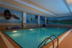 a swimming pool in a hotel room with a swimming pool at Reef Home Hotel in Riyadh