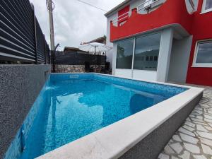 Bazén v ubytování Holiday Home Kresić nebo v jeho okolí