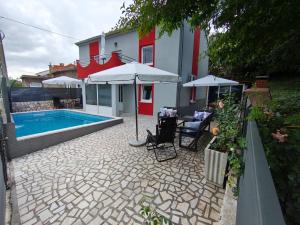 Bazén v ubytování Holiday Home Kresić nebo v jeho okolí