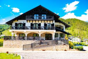 丰杜摩尔多瓦Luisenthal Conac的山丘上带阳台的大房子