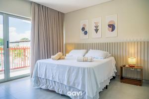 una camera da letto con un letto e una grande finestra di Flat Ile de Pipa Sicilia by Qavi a Pipa