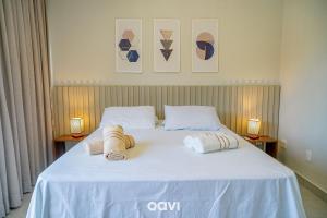 un letto bianco con due cuscini sopra di Flat Ile de Pipa Sicilia by Qavi a Pipa