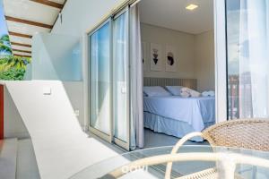 una camera da letto con un letto e un balcone di Flat Ile de Pipa Sicilia by Qavi a Pipa