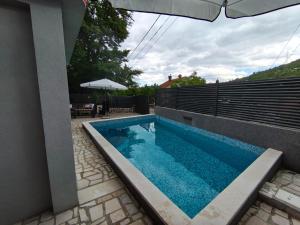 Bazén v ubytování Holiday Home Kresić nebo v jeho okolí