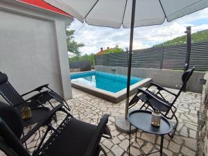 Bazén v ubytování Holiday Home Kresić nebo v jeho okolí