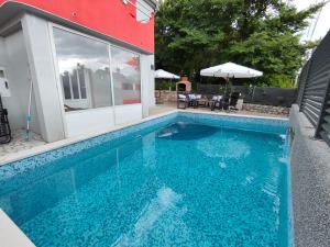 Bazén v ubytování Holiday Home Kresić nebo v jeho okolí