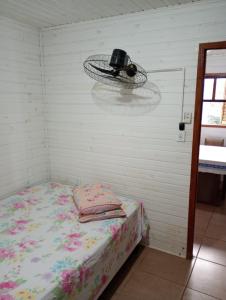 ウルグアイアナにあるCasa aconcheganteのベッドルーム1室(壁に帽子付)