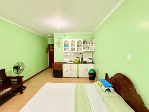 Una cocina o kitchenette en Albergo Hotel - Studio Condo Unit - Baguio Transient