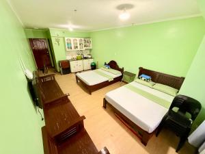 Una cama o camas en una habitación de Albergo Hotel - Studio Condo Unit - Baguio Transient