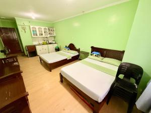 Una cama o camas en una habitación de Albergo Hotel - Studio Condo Unit - Baguio Transient