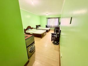 Una cama o camas en una habitación de Albergo Hotel - Studio Condo Unit - Baguio Transient