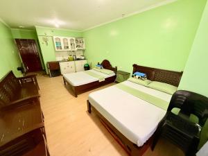 Una cama o camas en una habitación de Albergo Hotel - Studio Condo Unit - Baguio Transient