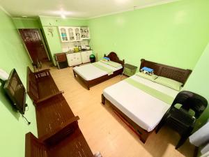 Una cama o camas en una habitación de Albergo Hotel - Studio Condo Unit - Baguio Transient