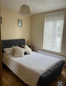 Postel nebo postele na pokoji v ubytování Queens Crescent
