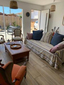 a living room with a couch and a coffee table at Villa Océane in Mimizan-Plage
