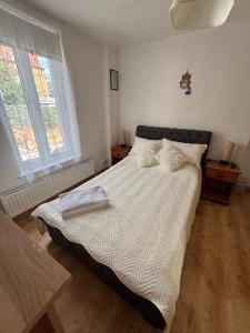 Postel nebo postele na pokoji v ubytování Queens Crescent